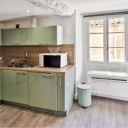 Sunny Old Town Apartment *