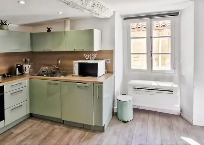 Sunny Old Town Apartment *